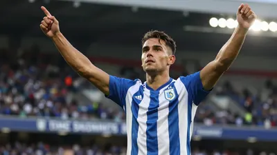 La Real Sociedad anuncia el fichaje del lateral Héctor Fort del Barcelona y logra su primera victoria liguera ante el...