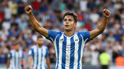 El capitán Mikel Oyarzabal, homenajeado antes del partido, dio dos asistencias para que la Real Sociedad venciera 2-1 al...